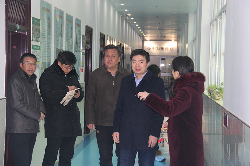 余校长带队安全检查.JPG 余校长带队安全检查.JPG